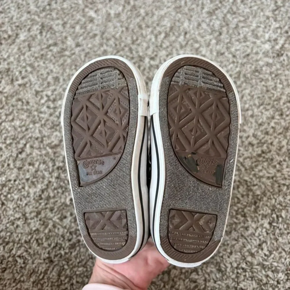 Size 6 / Toddler Boy Converse Sneakers